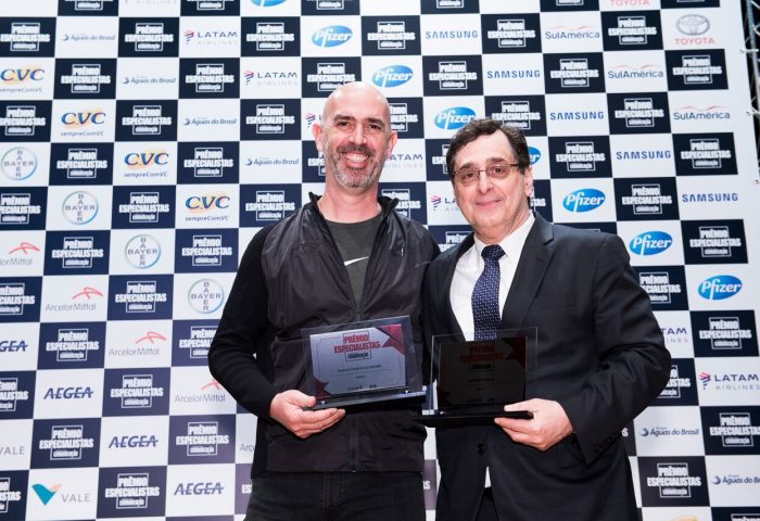 Vencedor da categoria Esportes, Antero Neto, colunista do O Estado de S. Paulo e Canais ESPN, recebe prêmio
