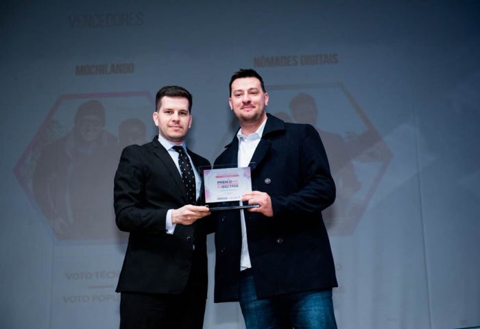 Fundador do Mochilando, Bruno Tavares (à direita) recebe prêmio na categoria Viagem e Turismo