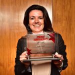 Mara Luquet, editora da TV Globo e CBN, exibe prêmio na categoria Financeiro