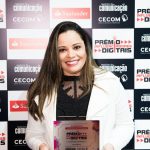 Destaque da categoria Cidades, Arquitetura e Urbanismo, Luciana Paixão posa com seu prêmio