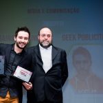 Um dos vencedores da categoria Mídia e Comunicação, Matheus Ferreira, do Geek Publicitário, recebe prêmio