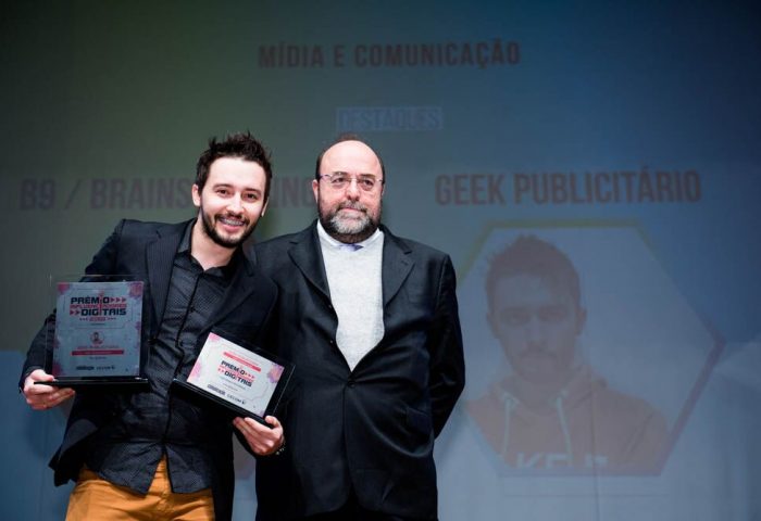 Um dos vencedores da categoria Mídia e Comunicação, Matheus Ferreira, do Geek Publicitário, recebe prêmio