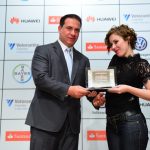 Do Mega Curioso, a analista de conteúdo sênior, Maria Luciana Rincón, recebe o troféu das mãos de Paulo Pereira, Diretor de Comunicação Corporativa da Bayer no Brasil