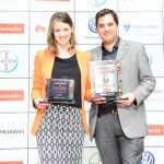Para representar o Geração de Valor – a jornalista e do meuSucesso.com, Nathálli Antonioli, recebe o prêmio de Otávio Maia, gerente de Comunicação Externa do Santander Brasil