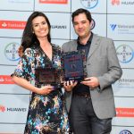 Nathália Arcuri, do canal Me Poupe, recebe o prêmio de Otávio Maia, gerente de Comunicação Externa do Santander Brasil