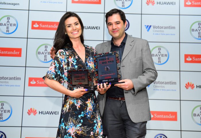 Nathália Arcuri, do canal Me Poupe, recebe o prêmio de Otávio Maia, gerente de Comunicação Externa do Santander Brasil