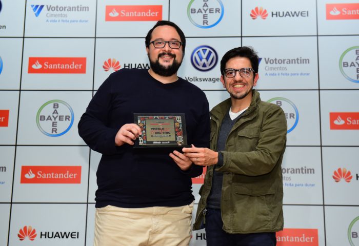 Willian Lemos, o Gordox, recebe troféu da categoria Games das mãos de Eduardo Stryjer, Gerente de Novos Negócios da A2ad