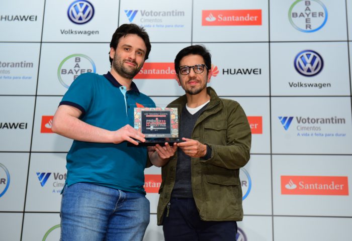Na categoria Games, Leo "Zigueira" Duarte recebe troféu de Eduardo Stryjer, Gerente de Novos Negócios da A2ad