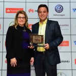 Adilson Barroso, Ambientalista, ganha troféu na categoria Meio Ambiente e Sustentabilidade das mãos de Fernanda Dabori, presidente da Advice Comunicação