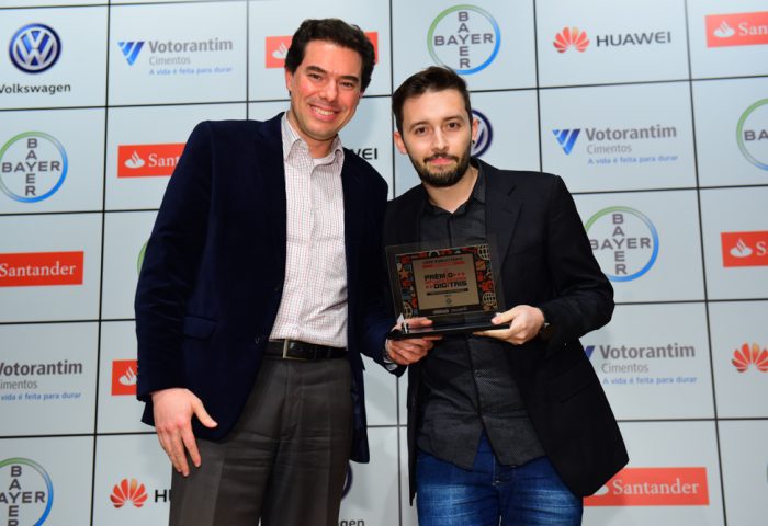 Matheus Ferreira, do Geek Publicitário, recebe troféu na categoria Mídia e Comunicação, prêmio entregue por Renato Acciarto, Gerente de Comunicação Interna e Corporativa da Volkswagen Brasil