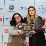 Cássia Alves, Líder de Community Management da Edelman Significa, entrega o troféu para Niina Secrets
