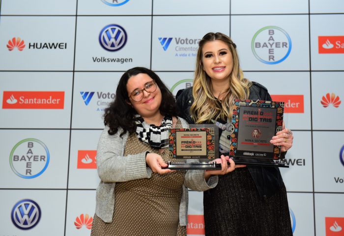 Cássia Alves, Líder de Community Management da Edelman Significa, entrega o troféu para Niina Secrets