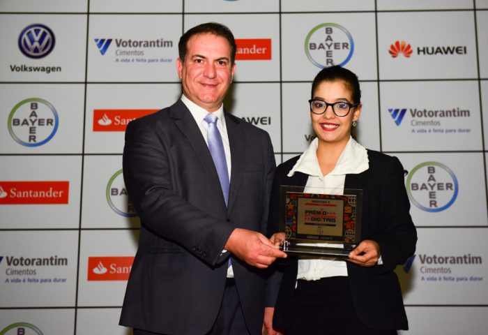 Na categoria Saúde, Carolina Silva Ribeiro representou o Medicina É e recebeu o troféu das mãos do Paulo Pereira, diretor de Comunicação Corporativa da Bayer do Brasil