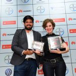Vinicius Fiori, gerente de Comunicação e RP da Huawei, entrega troféu para Maria Luciana Rincón, do Mega Curioso, premiado na categoria Tecnologia Digital