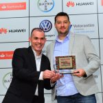 Vencedor na categoria Viagem e Turismo, Marcel Bruzadin, do Melhores Destinos, recebeu troféu das mãos de Márcio Cardial, publisher da revista Negócios da Comunicação