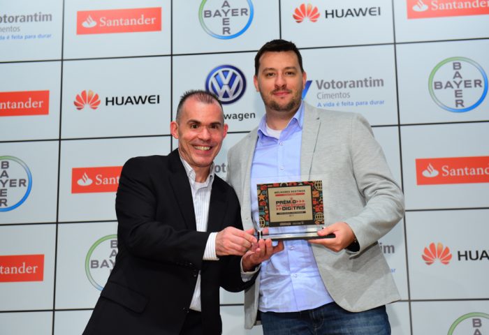 Vencedor na categoria Viagem e Turismo, Marcel Bruzadin, do Melhores Destinos, recebeu troféu das mãos de Márcio Cardial, publisher da revista Negócios da Comunicação
