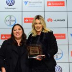 Vencedora na categoria Beleza, Mariana Saad recebe troféu da Mariana, da Natura