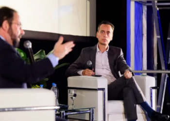 Os jornalistas Guga Chacra e Caio Blinder em evento inédito