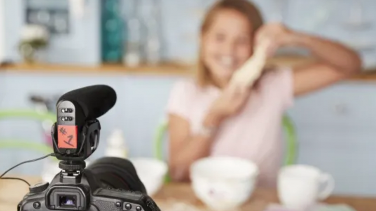 Crianças e redes sociais: impactos do fenômeno dos youtubers mirins no Brasil
