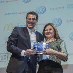 Renato Acciarto, Gerente de Comunicação Digital da Volkswagen do Brasil, entrega o prêmio da categoria "Família" para Janete Dias, representando a filha Flavia Calina, que mora nos EUA e ganhou bebê recentemente