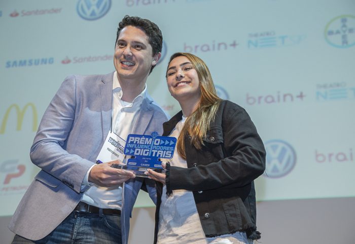 Marcel Dellabarba, gerente sênior de Relações Públicas  para a América Latina da Samsung entrega o troféu para Bibi Tatto, vencedora na categoria "Games"