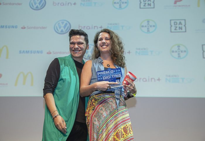 Pelo voto técnico e popular, Menos 1 Lixo ganhou o prêmio na categoria "Meio Ambiente e Sustentabilidade", representado pela coordenadora de conteúdo Nina Marcucci.
