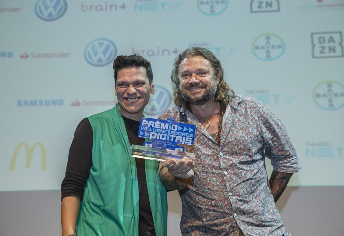 Emerson Neves, do Grupo Petrópolis, entrega o prêmio a Richard Ramussen, na categoria "Meio Ambiente e Sustentabilidade"