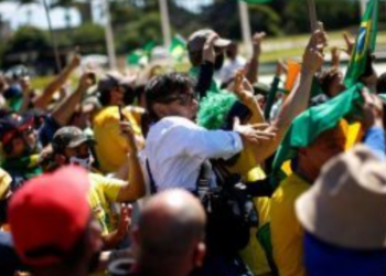 No Dia da Liberdade de Imprensa, jornalistas são atacados por grupo pró-Bolsonaro