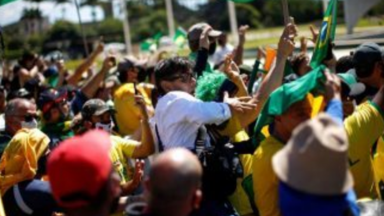 No Dia da Liberdade de Imprensa, jornalistas são atacados por grupo pró-Bolsonaro