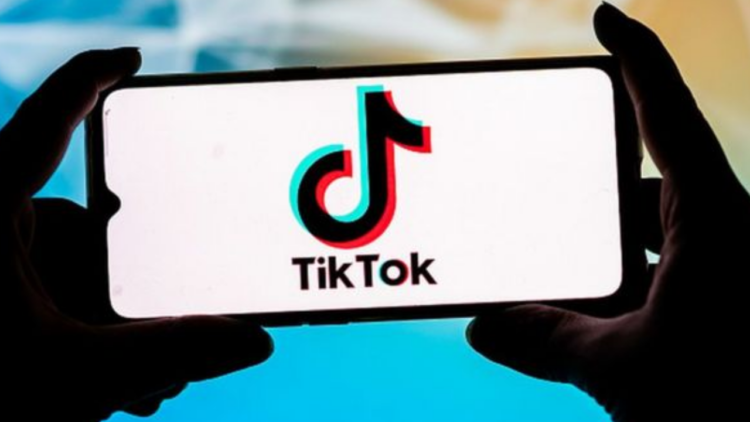 Trump bane TikTok nos EUA e empresa rebate com processo