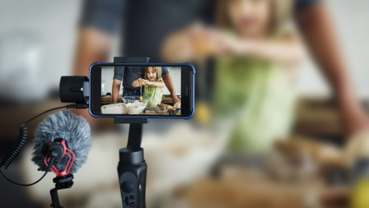 Influenciadores mirins: quando brincar e se expressar se torna uma profissão