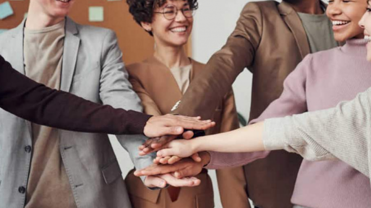 Engajamento, propósito e autoconhecimento são palavras chaves no aprendizado da felicidade, e a psicologia positiva pode ajudar