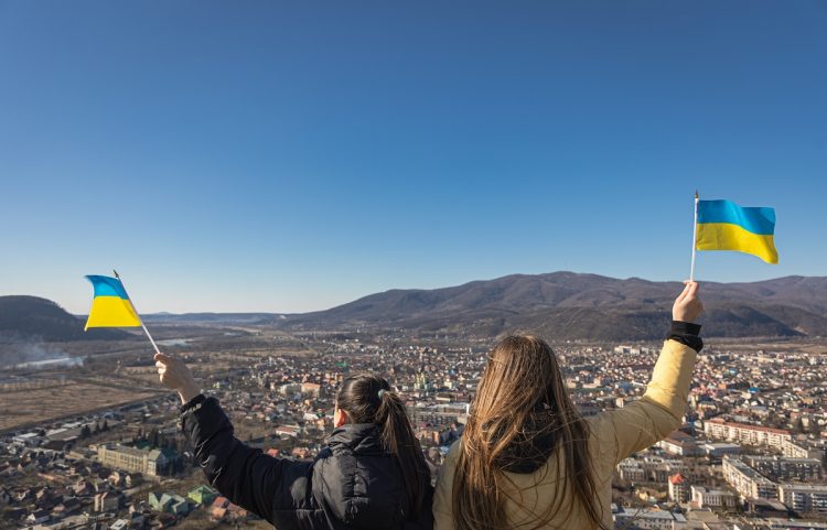 Refugiados ucranianos no Brasil usam mídias sociais para manter contato com parentes