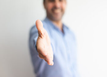 No onboarding de novos colaboradores é a parceria entre RH e comunicação interna que dá as boas-vindas