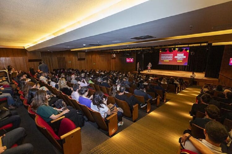 Cerimônia de premiação do Prêmio Especialistas e Pesquisa Empresas que Melhor se Comunicam com Jornalistas está disponível no Youtube