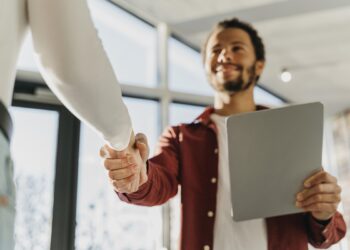 A confiança nasce dos fatos, não do discurso