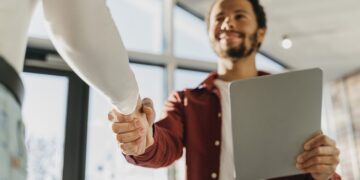 A confiança nasce dos fatos, não do discurso