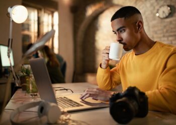 Criador de conteúdo x jornalistas: nova lei equipara as atividades no campo digital